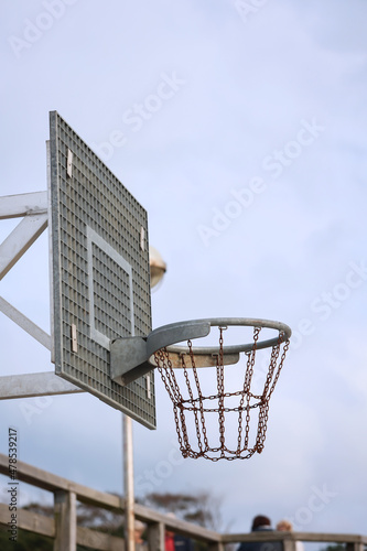 Ein Basketball Korb aus Metall, unzerstörbar, an einem öffentlichen Platz.

