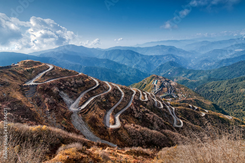 Obraz na plátně Beautiful Curvy roads on Old Silk Route, Silk trading route between China and India, Sikkim