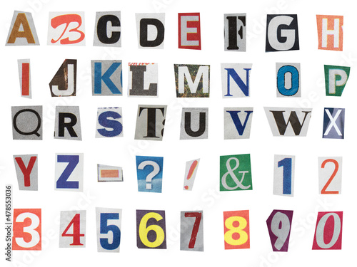 Foto full alphabet of uppercase letters, digit numbers and symbols cut out from newsp