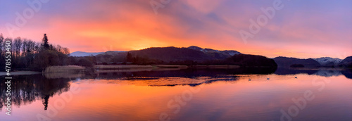 Fotografia Dawn over Derwentwater in the Lake District - Cumbria - England
