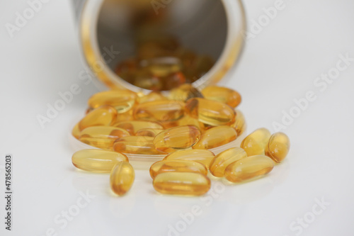 Capsula de omega 6 e 3 na cor transparente amarela. 