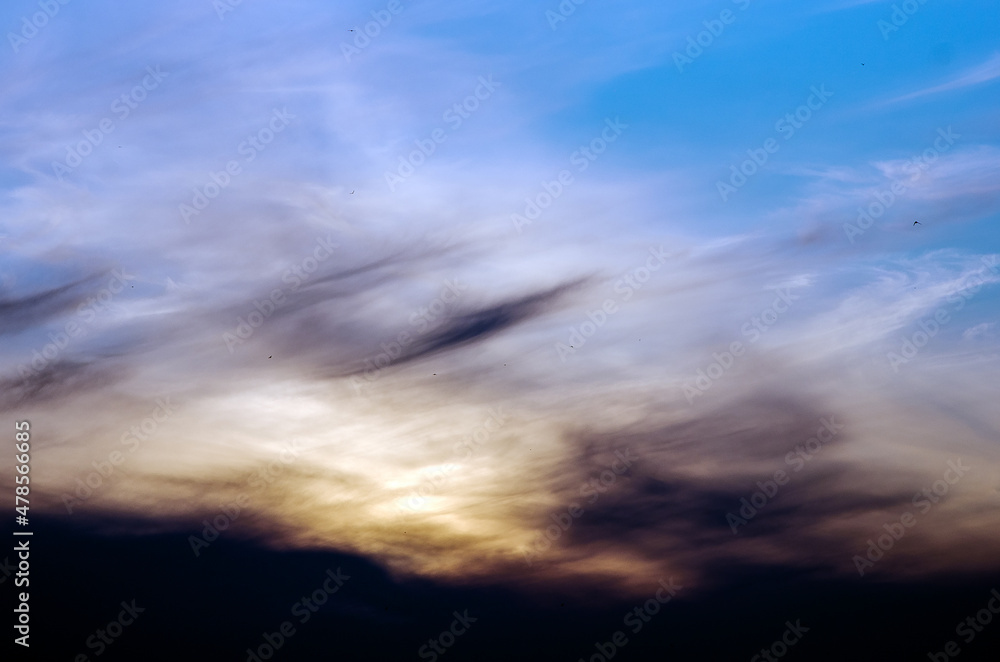 Naklejka premium Błękitne niebo z ciemnymi chmurami