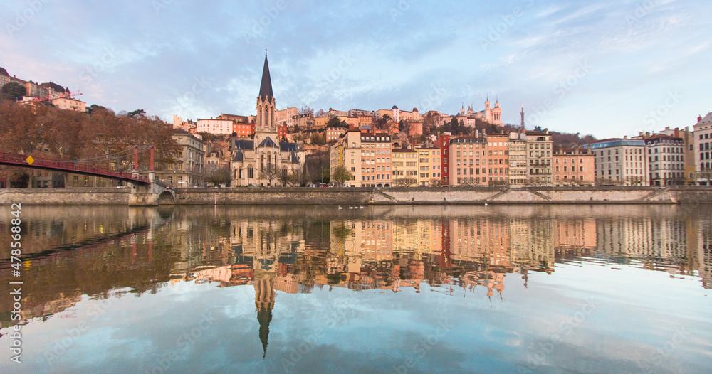 vue sur le vieux Lyon et le quartier Saint-Georges depuis le bord de Saône