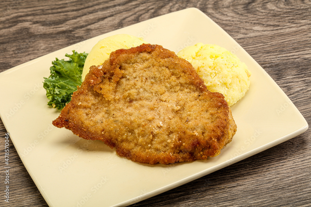 Crispy chicken schnitzel with mashed potato Crispy chicken schnitzel with mashed potato