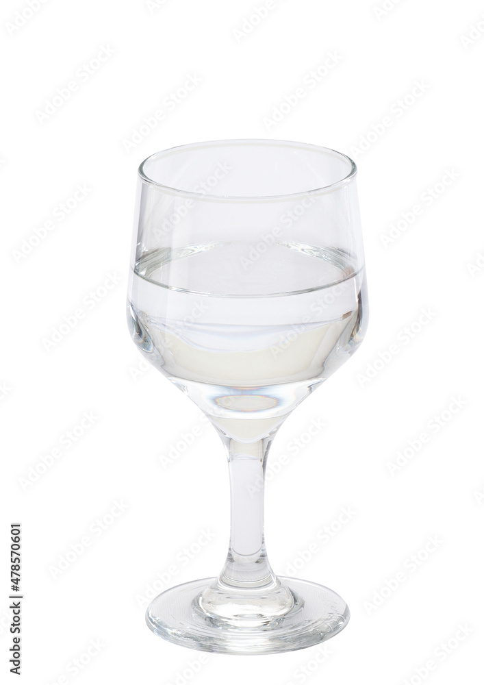 Copo de vidro com vinho em fundo branco Copo de vidro com vinho em fundo branco