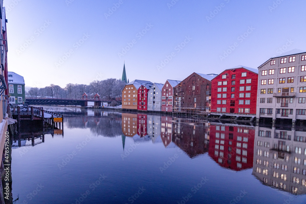 Obraz premium Winter and cold in the city by the Nidelven - old warehouses - Trondheim,Trøndelag,Norway,scandinavia,Europe 