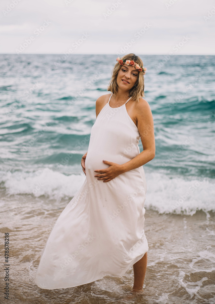 Sesion de fotos de una mujer embarazada paseando por la playa Sesion de fotos de una mujer embarazada paseando por la playa