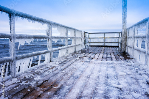 Photo Icicles hanging on footbridge - frost, winter concept