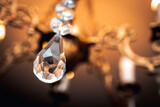 Kryształowa ozdoba zawieszona na żyrandolu.