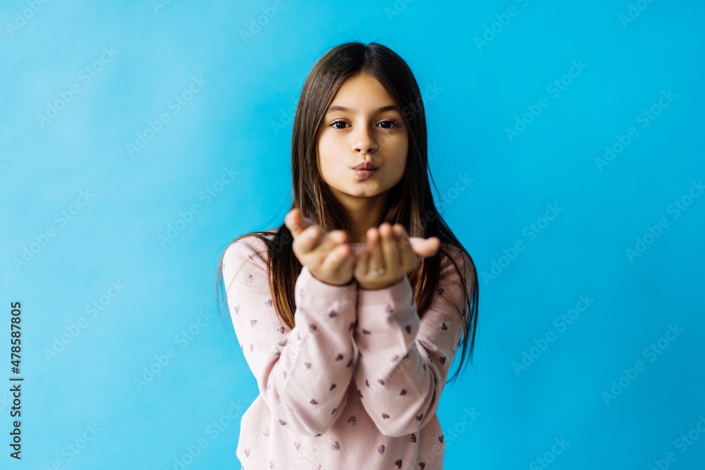 Ταπετσαρία Portrait of attractive caucasian little girl over blue background sending air ki