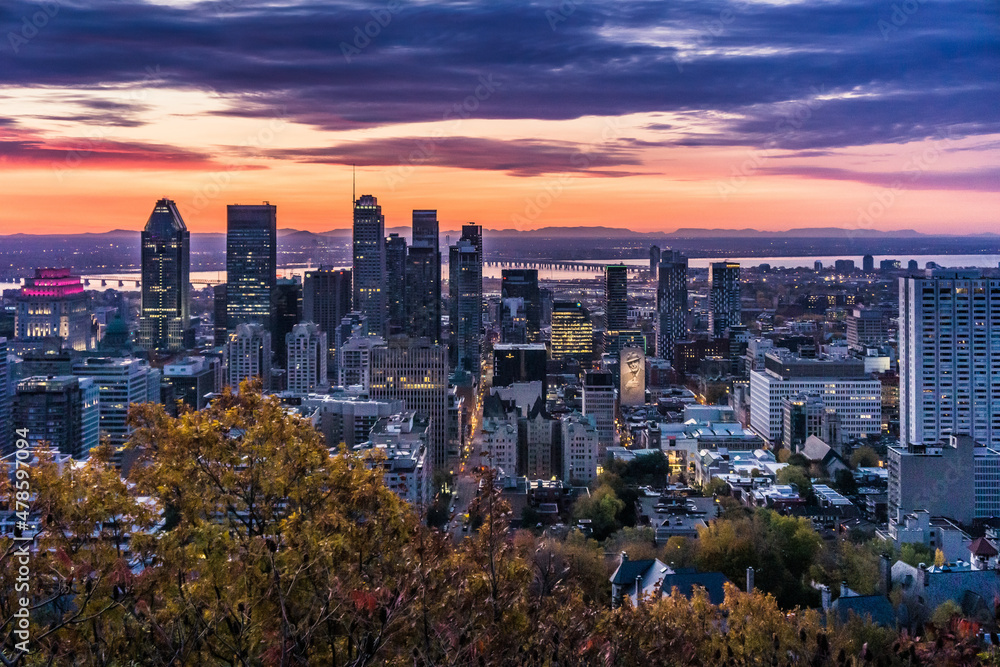 Obraz premium Sunrise over the skyline of Montreal, watched from the Kondiaronk Belvedere in Mont Royal Park.