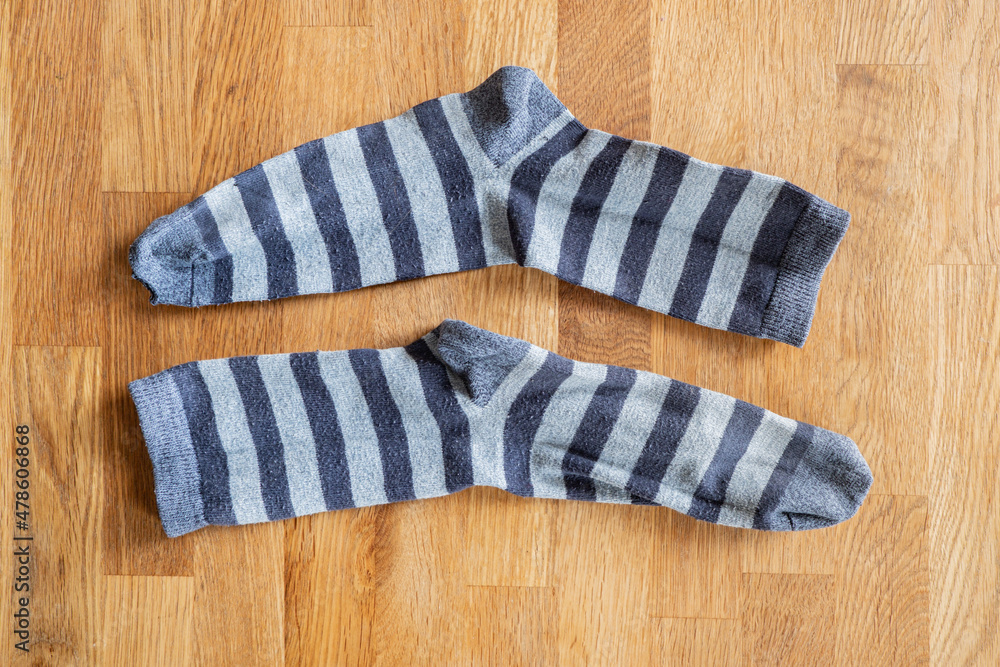 blau gestreifte Socken Flatlay auf Holztextur blau gestreifte Socken Flatlay auf Holztextur