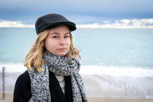 une jeune femme blonde avec une casquette irlandaise photo