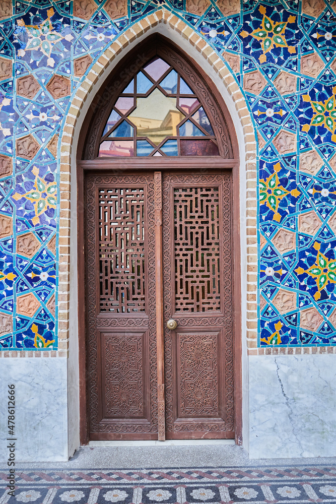 Obraz premium Vintage door with ornament wall