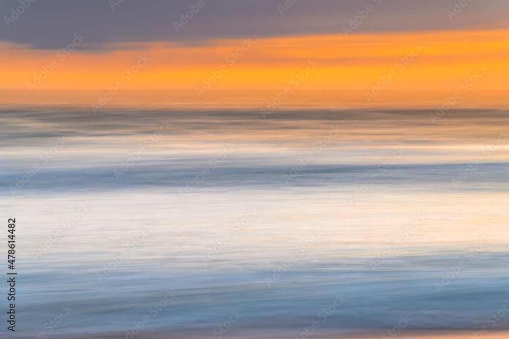 Fototapeta premium A panning abstract sunrise at the seaside