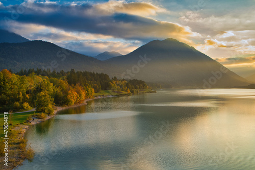 幻想的な湖の風景