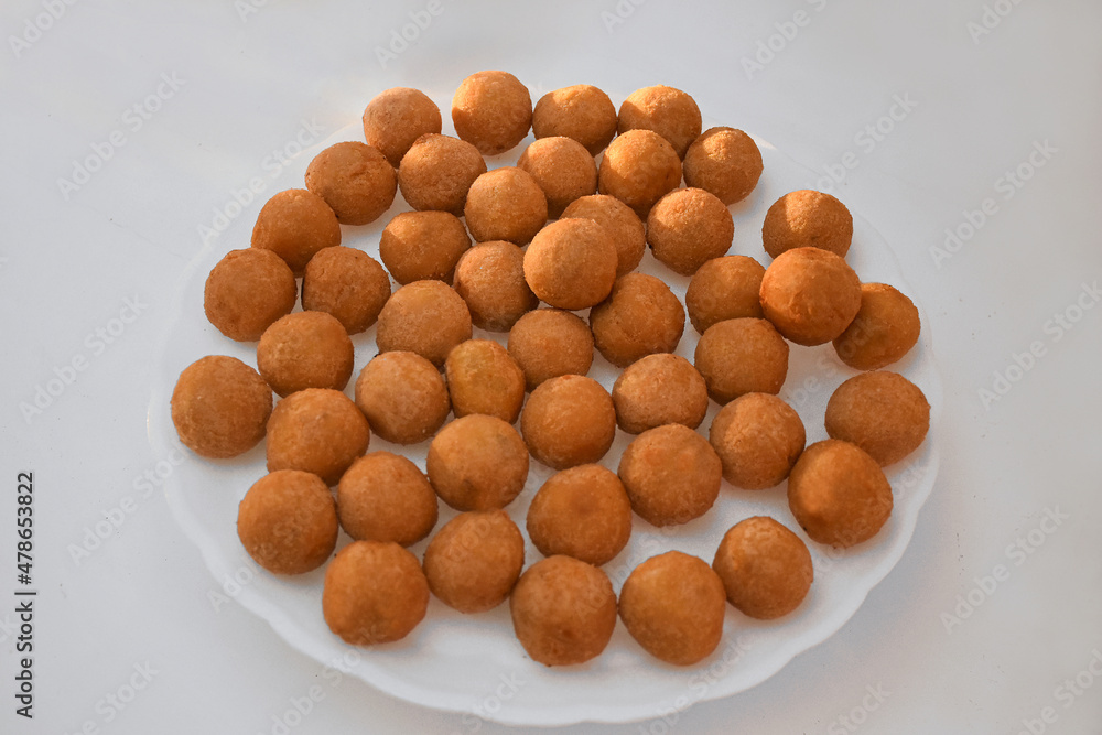 Bolinhos de queijo em prato na mesa de buffet em festa Bolinhos de queijo em prato na mesa de buffet em festa