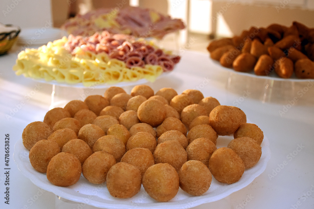 Bolinhos de queijo em prato na mesa de buffet em festa Bolinhos de queijo em prato na mesa de buffet em festa
