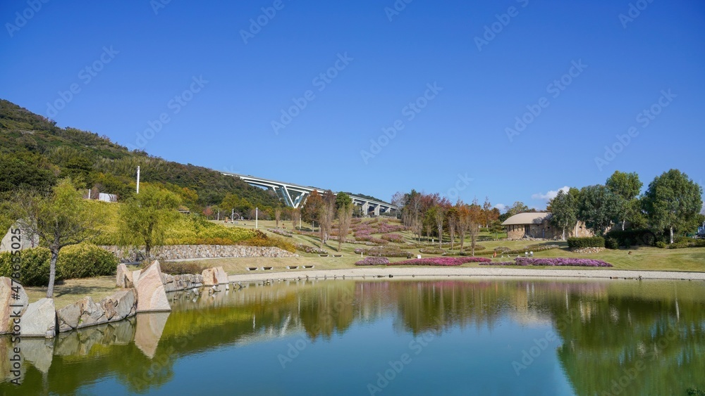 青空バックに見る秋の公園の情景＠淡路島、兵庫