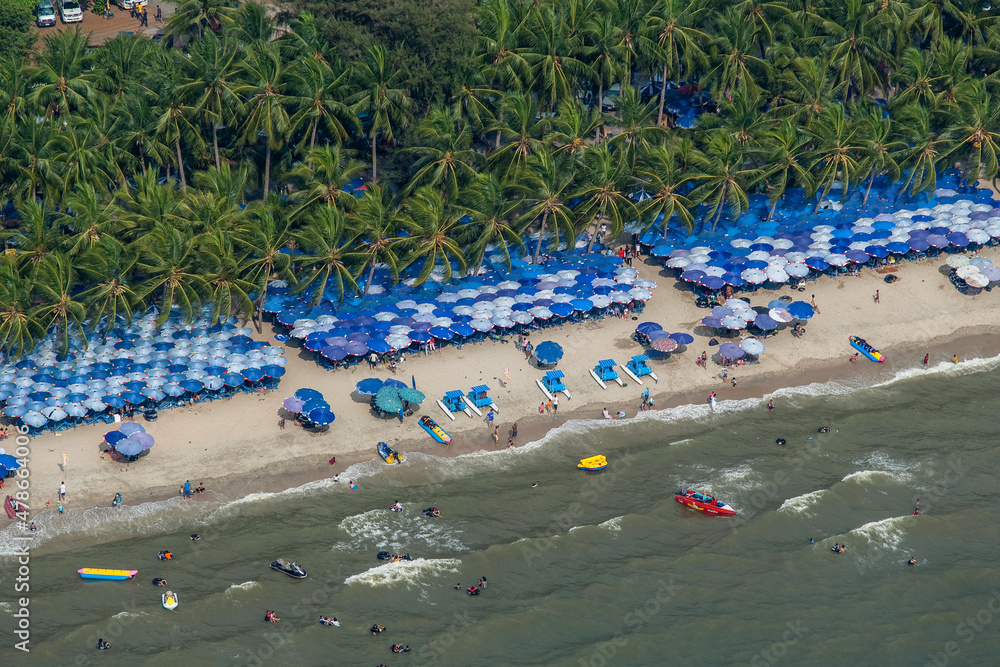 Obraz premium Crowded Holiday Tourist Beachs with Umbrellas Thailand