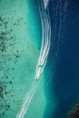 Handdoek met foto Koraalgroen Speedboten op turquoise water Moorea  © Overflightstock