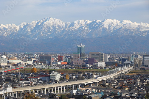 雪化粧した山と市街地の風景