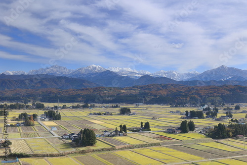 日本にある山と田園の風景