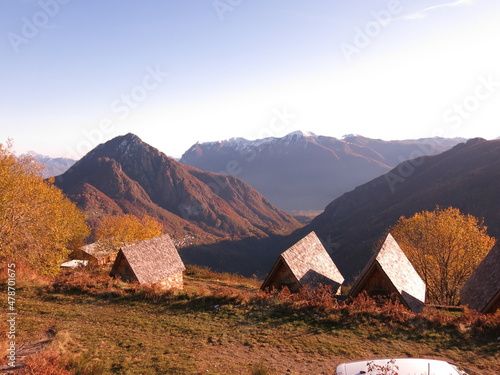 val Cavargna, monte Pizzo di Gino, baita, bandiera tricolore, betulla, fogliame autunnale, rustici, paesi montani, sentieri, panorami, neve, photo