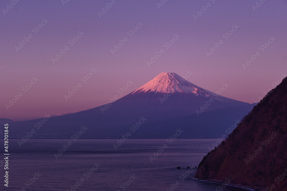 伊豆半島の峠道から見た夕焼けの富士山