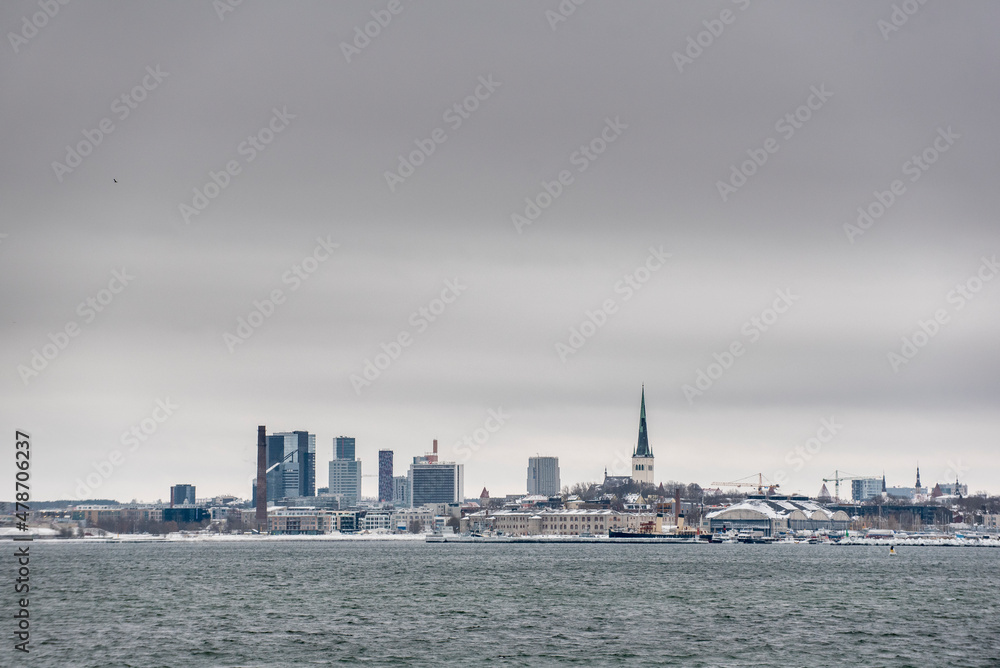 Naklejka premium Tallinn skyline in the winter over the sea