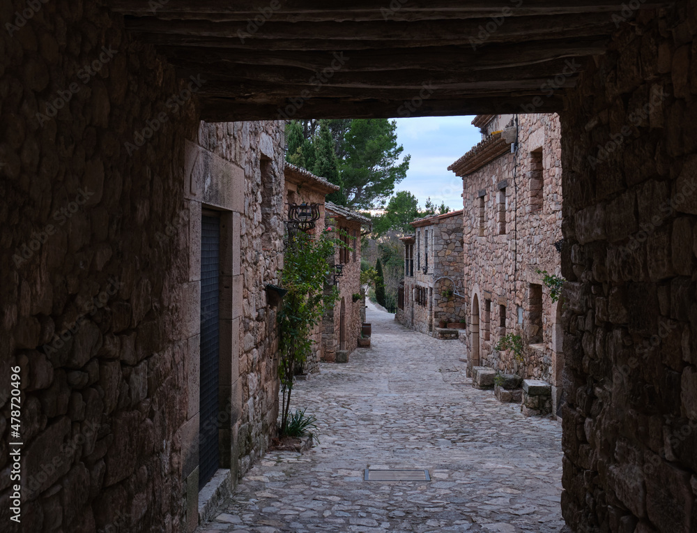 Φωτογραφία Old street with stone houses in the town of Siurana at sunset, Priorat Catalonia