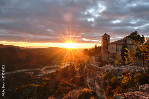 Schilderij op canvas View of the Romanesque church of Santa Maria de Siurana on the cliff at sunset,