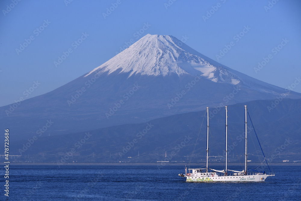 駿河湾を航行する帆船と富士山