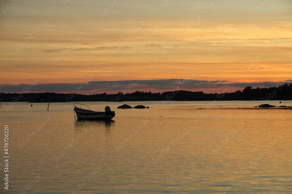 Naklejka premium sunset on the river