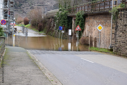 Wasser hinter der Flutmauer im berei einer überfluteten Unterführung in Kobern-Gondorf photo