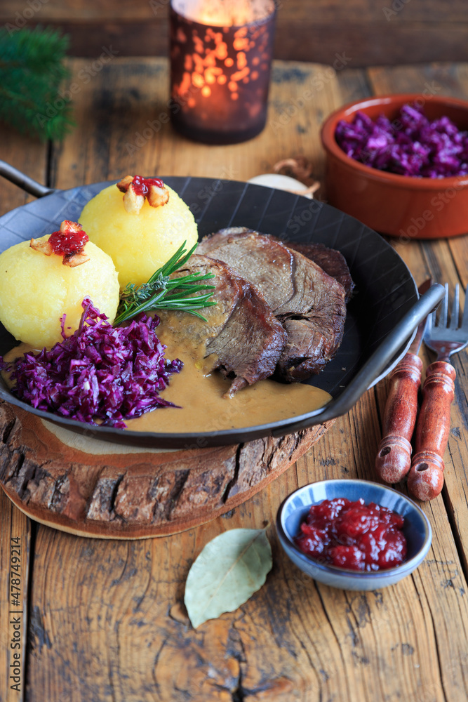 Wildschweinbraten mit Knödeln und Rotkohl Wildschweinbraten mit Knödeln und Rotkohl