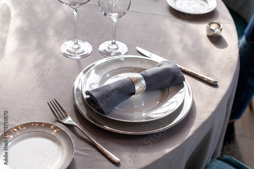 Fotografie table serving with tablewear glasses and plates in restaurant