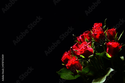 Bukiet róż na czarnym tle. textura pod życzenia na walentynki dla niej lub dla niego. kompozycja róży symbolizującej namiętność, czułość, miłość, delikatność.  © fotolowkey