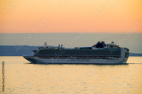 Kreuzfahrtschiff Azura Ventura im Abendrot - Luxury P and O cruiseship or cruise ship liner during twilight sunset sunrise blue hour photo