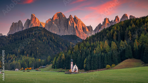 Obraz na płótnie Autumn in Alps. Panoramic image of magical Dolomites mountains in a gorgeous Val di Funes valley, South Tyrol, Italian Alps at autumn sunset. w salonie