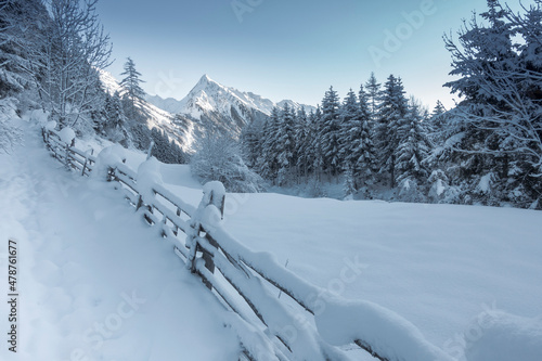 Kalter Wintertag in den zillertaler Alpen in Tirol photo