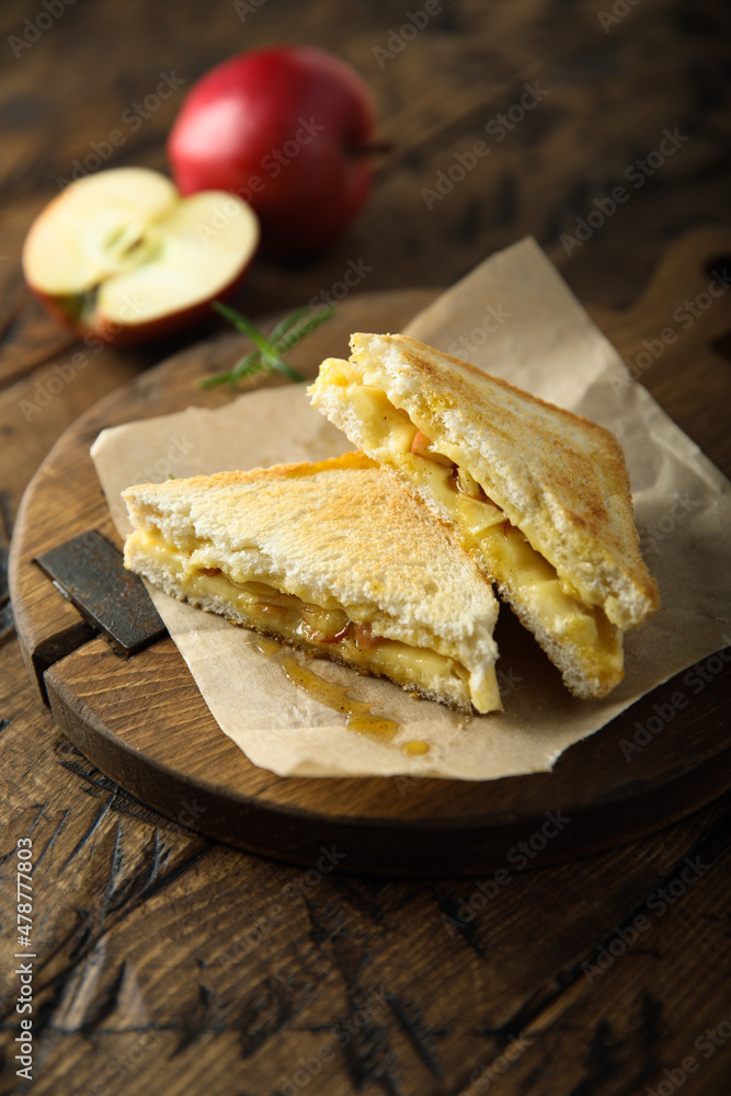 Grilled sandwiches with apple and cheese Grilled sandwiches with apple and cheese