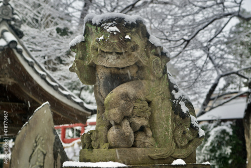 Billede på lærred stone guardian at a shinto shrine