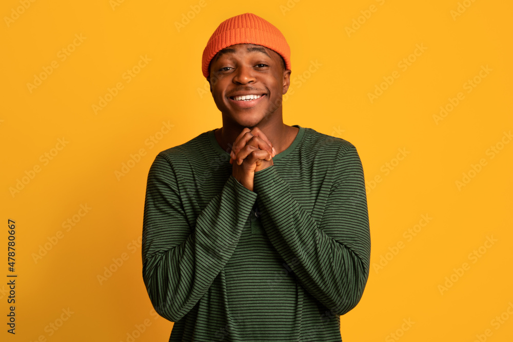 Ταπετσαρία Young black guy pleading and asking for something with clasped hands