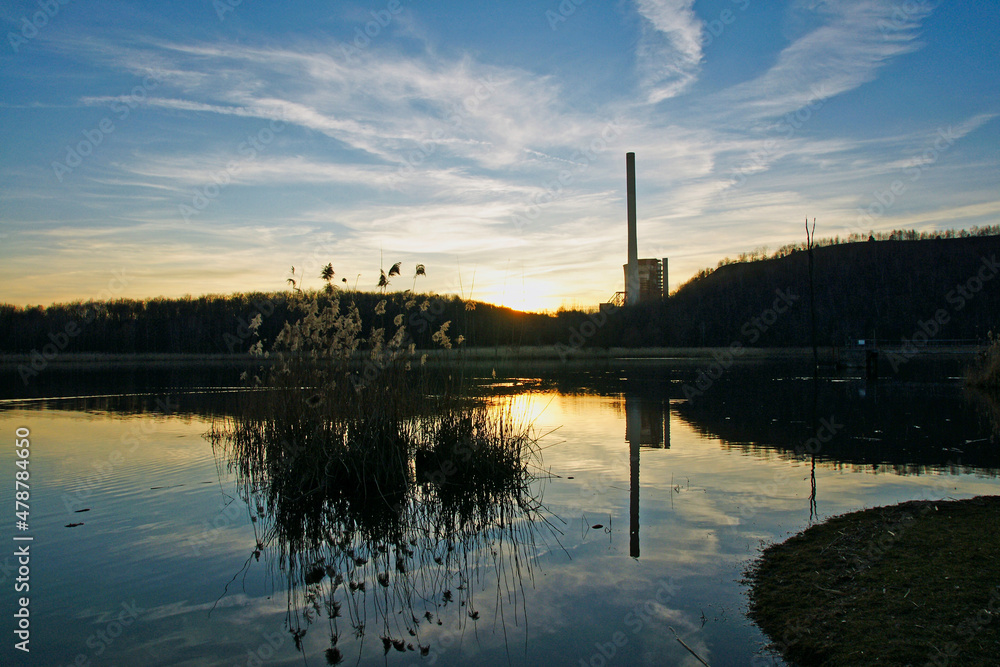 Kraftwerk Weiher in Göttelborn mit Kohlbachweiher im Vordergrund, Saarland