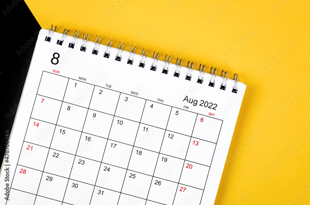 August 2022 desk calendar on yellow and black background. - obrazy, fototapety, plakaty 