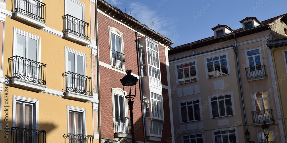 Fachada de casas y bloques de pisos de Burgos, España.