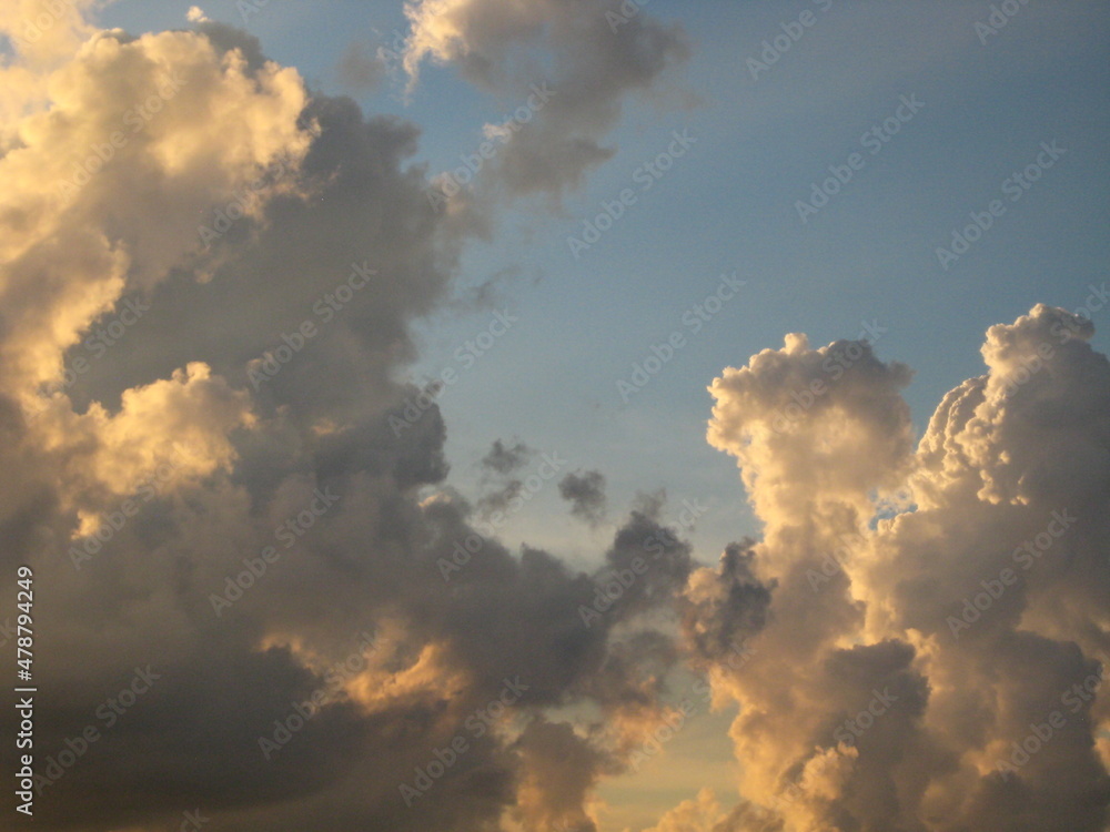 陽の光を浴びる雲　雲と空の背景素材