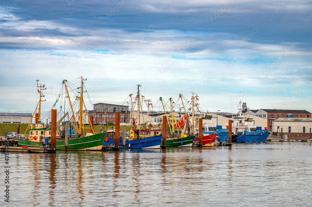 Malerische bunte Fischerboote im Hafen von Norden - Norddeich, an der Nordsee in Ostfriesland