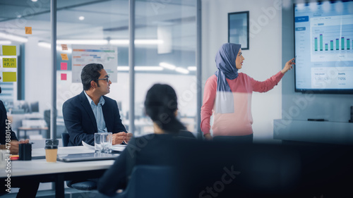 Foto Multi-Ethnic Office Conference Room